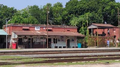 ঘোষণা ছাড়াই হিলি রেলস্টেশন বন্ধ, দুর্ভোগে যাত্রীরা