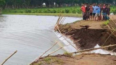 বন্যার আগেই ভেঙে গেল সুনামগঞ্জে হাওরের বাঁধ