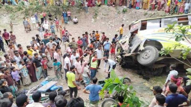 মাগুরায় বাসচাপায় ইজিবাইকচালক ও যাত্রী নিহত