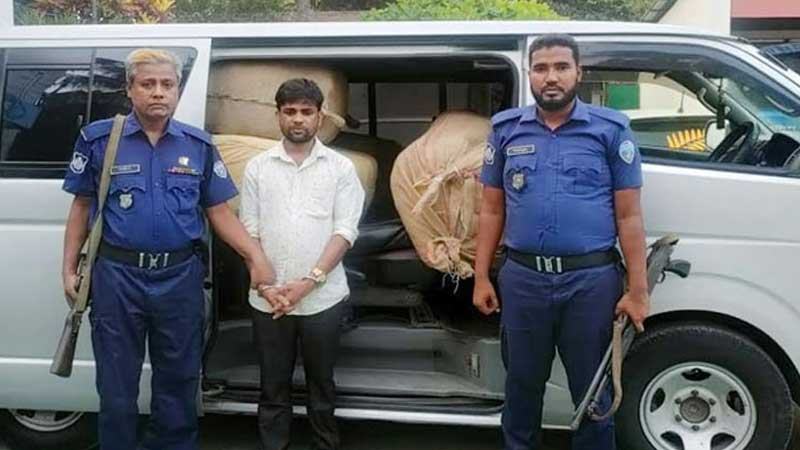 মিরসরাইয়ে ভারতীয় শাড়ি ও থ্রি-পিস উদ্ধার