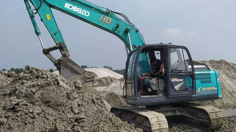 নাটোরে পদ্মা নদীতে অবাধে বালি উত্তোলন, নীরব প্রশাসন