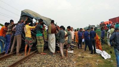 টাঙ্গাইলে ট্রেনের ধাক্কায় তিনজনের মৃত্যু