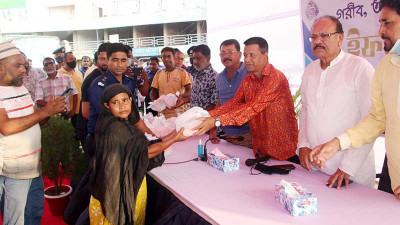 যশোরে পুলিশের ইফতারসামগ্রী বিতরণ
