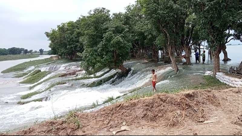 বাঁধ ভেঙে পানি ঢুকছে সুনামগঞ্জের গুরমার হাওরে