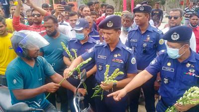 মোটরসাইকেল চালানোয় সচেতনতা বৃদ্ধিতে পুলিশের ক্যাম্পেইন