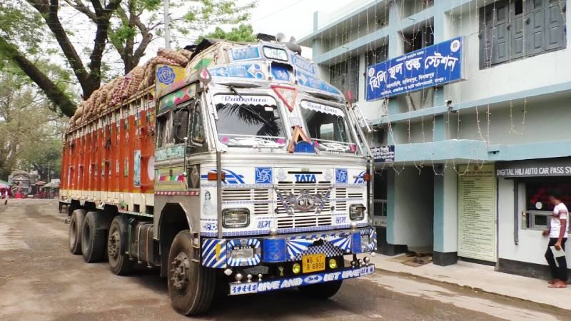 দুদিনে আমদানি ২২শ টন পেঁয়াজ, দাম কমেছে কেজিতে ৫ টাকা