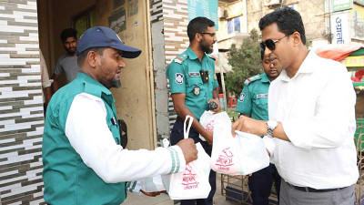 বরিশালে ট্রাফিক সদস্যদের ইফতার দিলেন জেলা প্রশাসক