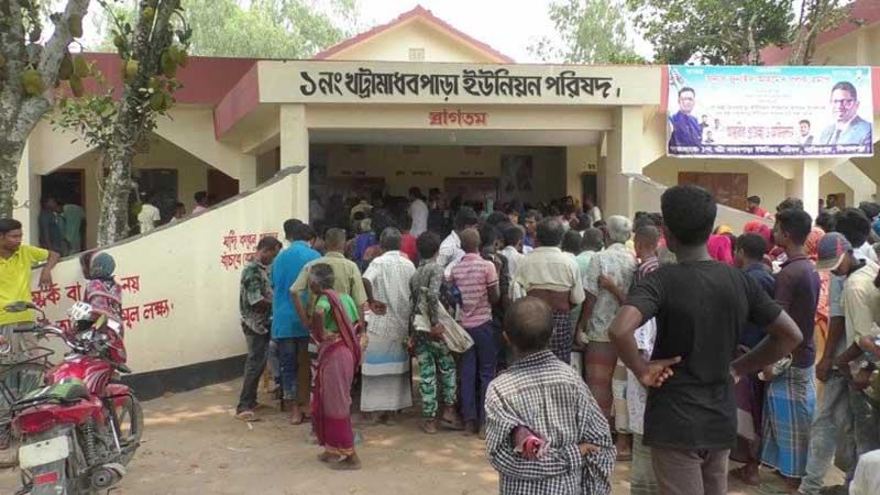 হিলিতে ভিজিএফের চাল বিতরণে ওজনে কম দেয়ার অভিযোগ