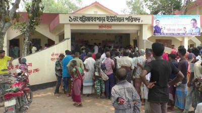 হিলিতে ভিজিএফের চাল বিতরণে ওজনে কম দেয়ার অভিযোগ