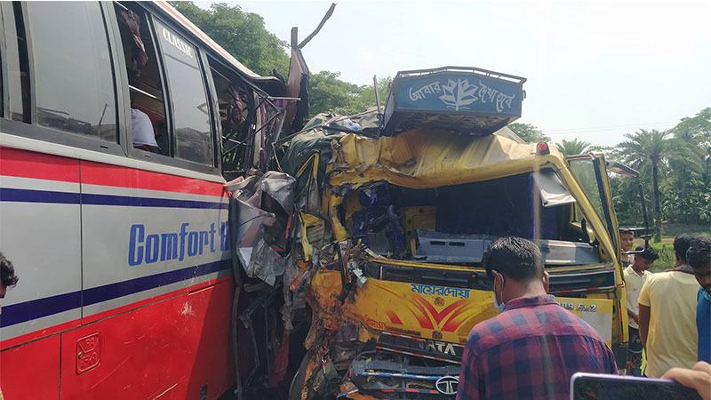 বাগেরহাটে ট্রাক-বাসের মুখোমুখি সংঘর্ষে শিশুসহ নিহত ৩