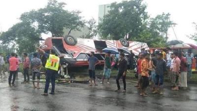 মিরসরাইয়ে বাস উল্টে নিহত ২