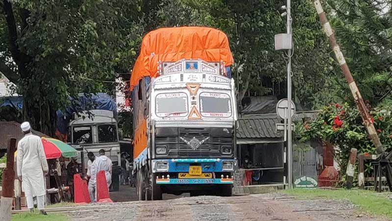 হিলি স্থলবন্দর দিয়ে বেড়েছে এক্সক্যাভেটর আমদানি