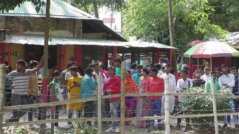 হিলি চেকপোস্টে দুই বাংলার মানুষের মিলনমেলা