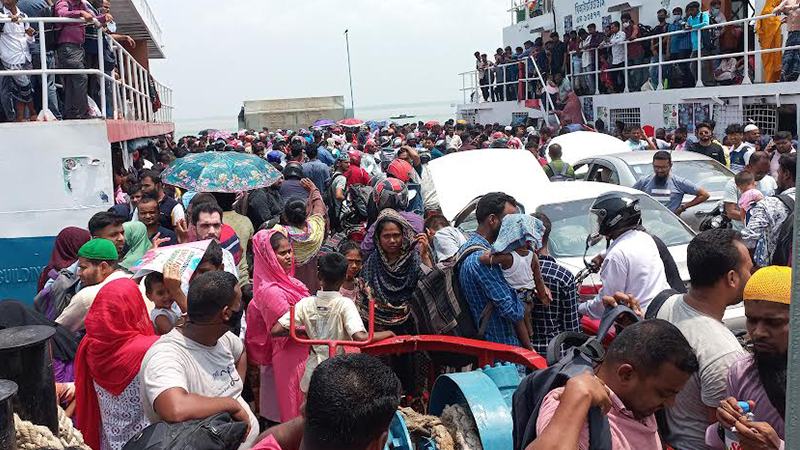 দৌলতদিয়া-পাটুরিয়া নৌরুটের লঞ্চ-ফেরিতে উপচে পড়া ভীড়