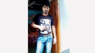 পাবনায় অস্ত্র হাতে ছাত্রলীগ নেতার ছবি ভাইরাল