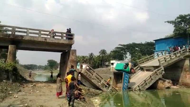 নোয়াখালীতে সেতু ভেঙে পিকআপ খালে, আহত ২