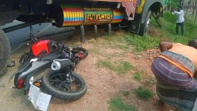 গোদাগাড়িতে ট্রাক চাপায় ২ মোটরসাইকেল আরোহীর মৃত্যু