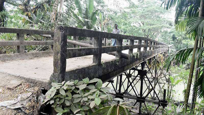 কাঁঠালিয়ায় সেতু নড়বড়ে যানবাহন চলাচল বন্ধ