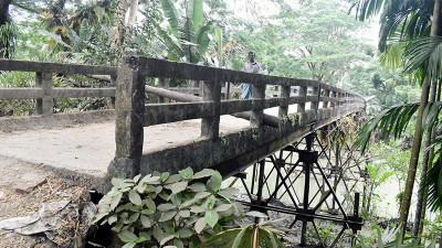 কাঁঠালিয়ায় সেতু নড়বড়ে যানবাহন চলাচল বন্ধ