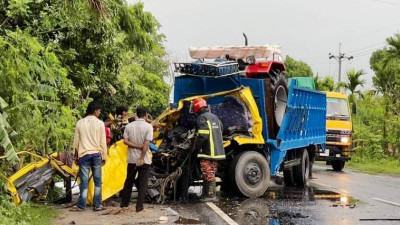 নাটোরে দুই ট্রাকের সংঘর্ষে চালক নিহত