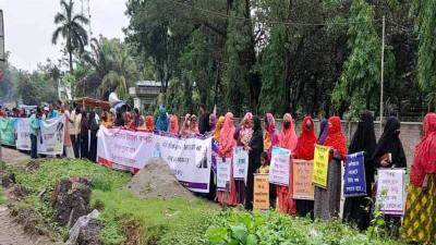 বগুড়ায় বিড়ি শ্রমিকদের মানববন্ধন