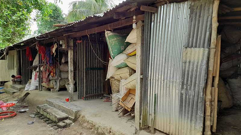 ফেনীতে আশ্রয়ণের জরাজীর্ণ ঘরে বাসিন্দাদের দুর্ভোগ
