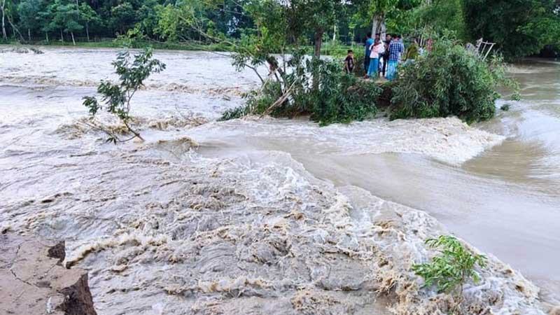 রাত হলেই বানভাসিদের মাঝে নেমে আসে আতঙ্ক