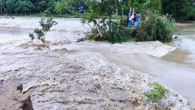 রাত হলেই বানভাসিদের মাঝে নেমে আসে আতঙ্ক