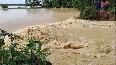 ডাইক ভেঙে ঢুকছে পানি, জেলা জুড়ে বিস্তারের শঙ্কা