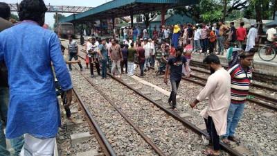 সিরাজগঞ্জে ট্রেনে কাটা পড়ে দাদা ও নাতির মৃত্যু