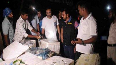 যশোরে জেলযুক্ত দুই টন চিংড়ি উদ্ধার