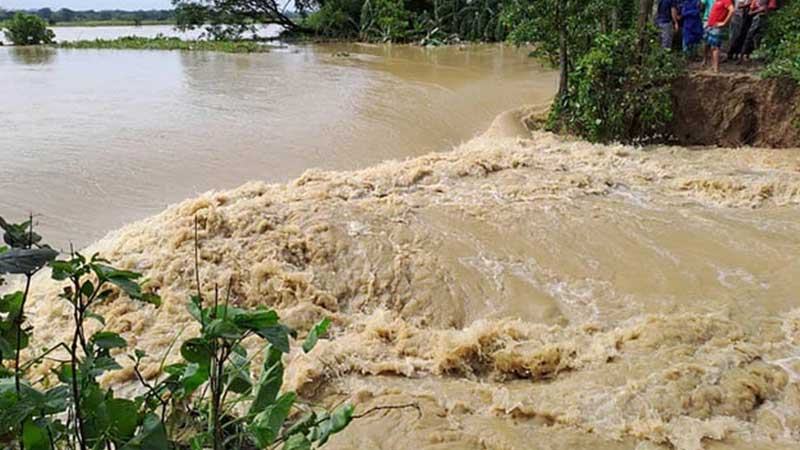 সিলেটে তিন নদীর মোহনায় বাঁধ ভেঙে বাড়াল দুর্ভোগ