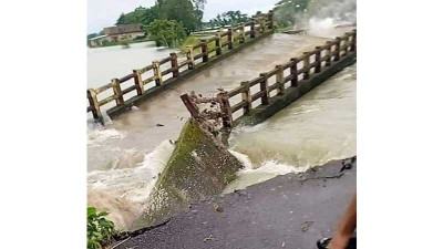 সুনামগঞ্জে বন্যা পরিস্থিতির অবনতি, ধসে পড়েছে সেতু