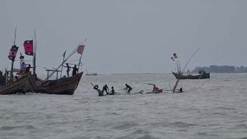 ঝড়ের কবলে ৮ জেলেসহ ট্রলার ডুবি