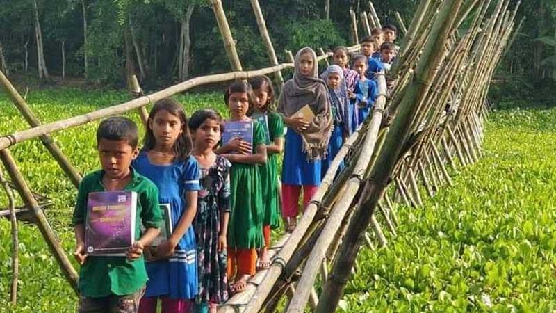 পাঁচ প্রতিষ্ঠানের শিক্ষার্থীদের খাল পারাপারে ভরসা সাঁকো