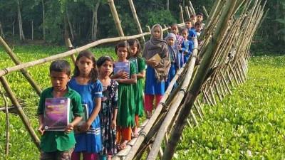 পাঁচ প্রতিষ্ঠানের শিক্ষার্থীদের খাল পারাপারে ভরসা সাঁকো