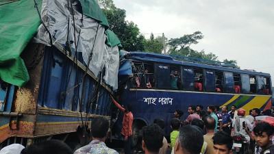 নেত্রকোনায় বাস-ট্রাকের সংঘর্ষে নিহত ২