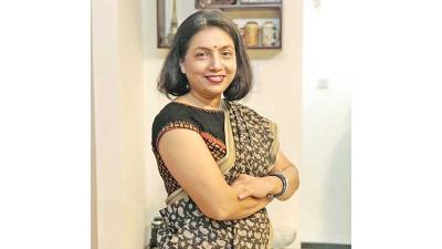 হিম্মতি মাঈ শীর্ষক পারফরম্যান্স আর্ট