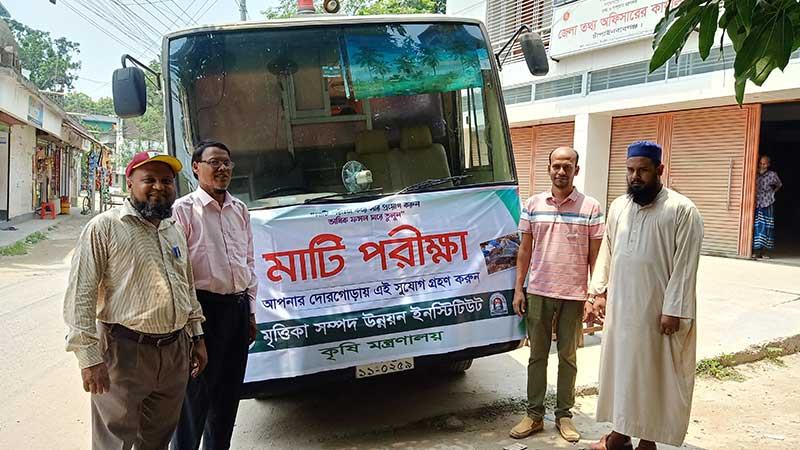 চাঁপাইনবাবগঞ্জে কৃষকের খেতের মাটি পরীক্ষা