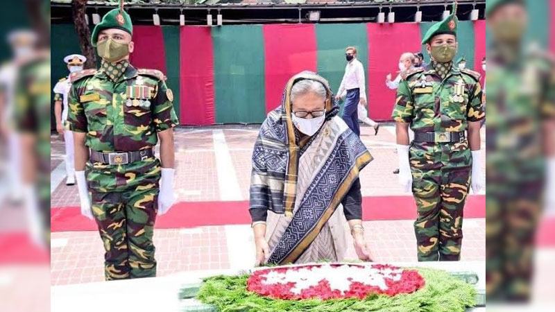 টুঙ্গিপাড়ায় বঙ্গবন্ধুর সমাধিতে শ্রদ্ধা জানিয়েছেন প্রধানমন্ত্রী