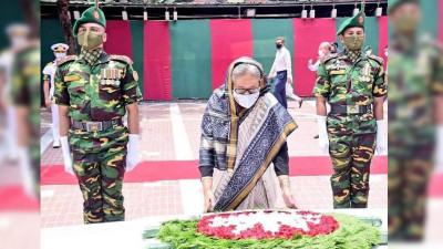 টুঙ্গিপাড়ায় বঙ্গবন্ধুর সমাধিতে শ্রদ্ধা জানিয়েছেন প্রধানমন্ত্রী