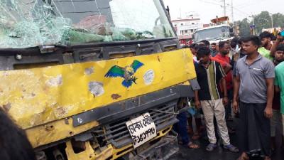 রাজবাড়ীতে ট্রাক-কার-অটো রিকশার সংঘর্ষে নিহত ৬