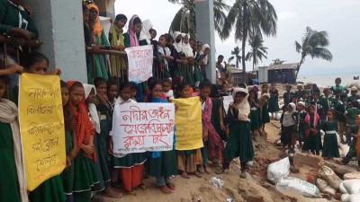 টেকনাফে ভাঙনের কবল থেকে বিদ্যালয় রক্ষার দাবি