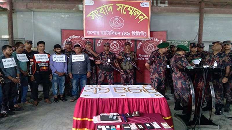যশোরে ১৩৫টি স্বর্ণের বার জব্দ আটক ৬