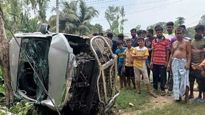 বগুড়ায় দাঁড়ানো মাইক্রোবাসে ট্রেনের ধাক্কা, শিশু নিহত