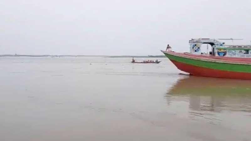 বরিশালে তুলাতলী নদীতে বাল্কহেড ডুবে সুকানি নিখোঁজ