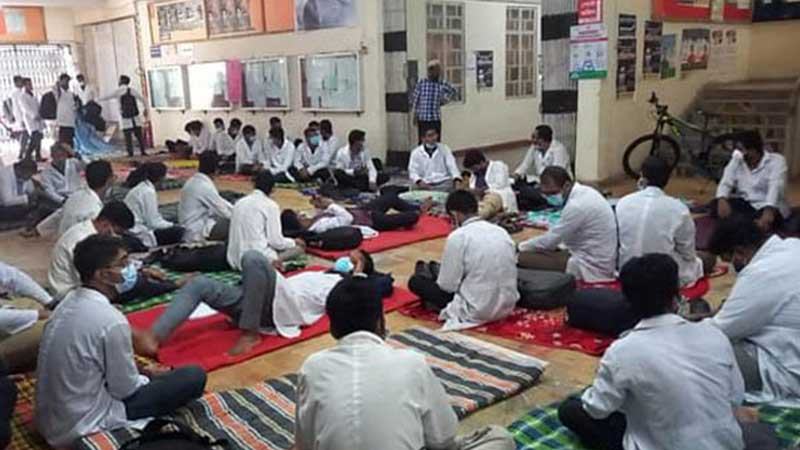 হল সংস্কার দাবিতে শিক্ষার্থীদের বিছানাপত্র নিয়ে বিক্ষোভ