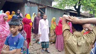 আম কুড়াতে গিয়ে বজ্রপাতে দুই নারীসহ তিনজনের মৃত্যু