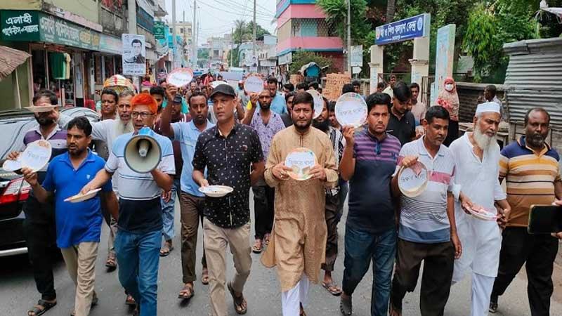 মেহেরপুরে ভিক্ষার থালা নিয়ে প্রতিবাদ ব্যবসায়ীদের