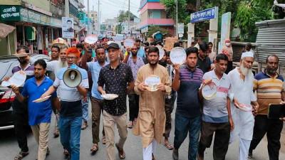 মেহেরপুরে ভিক্ষার থালা নিয়ে প্রতিবাদ ব্যবসায়ীদের